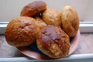 Moroccan bread illustration with unspecified capture locality: sesame-topped buns on a pink-rimmed plate.